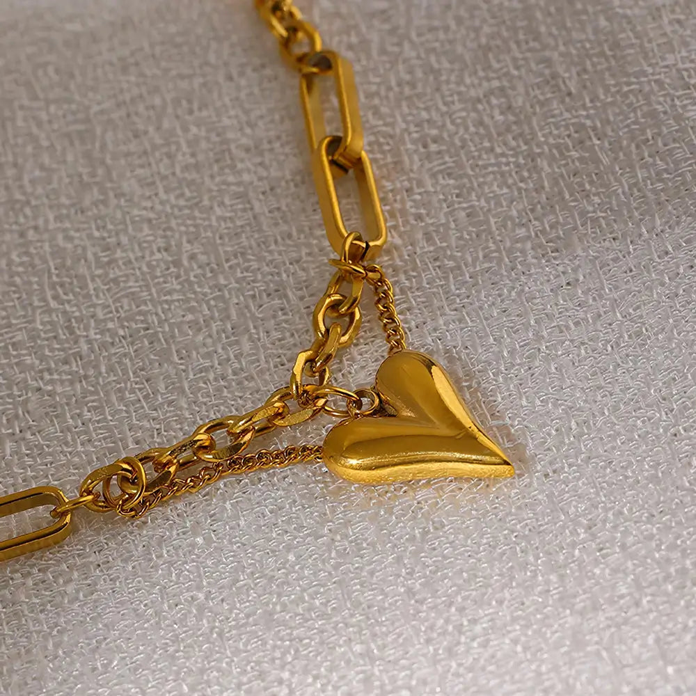 Colar Feminino Dourado Elos Mistos com Pingente de Coração Stellara, Banhado a Ouro 18k, fundo cinza