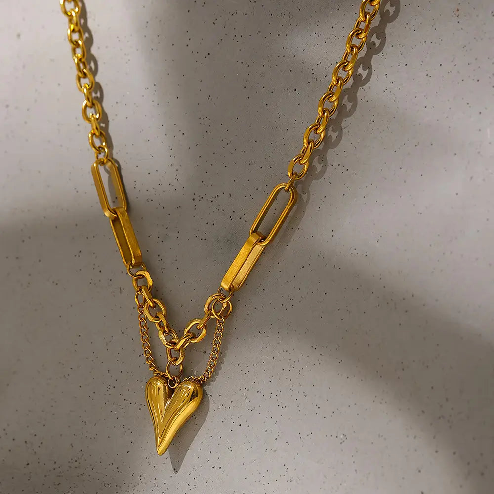Colar Feminino Dourado Elos Mistos com Pingente de Coração Stellara, Banhado a Ouro 18k, fundo cinza