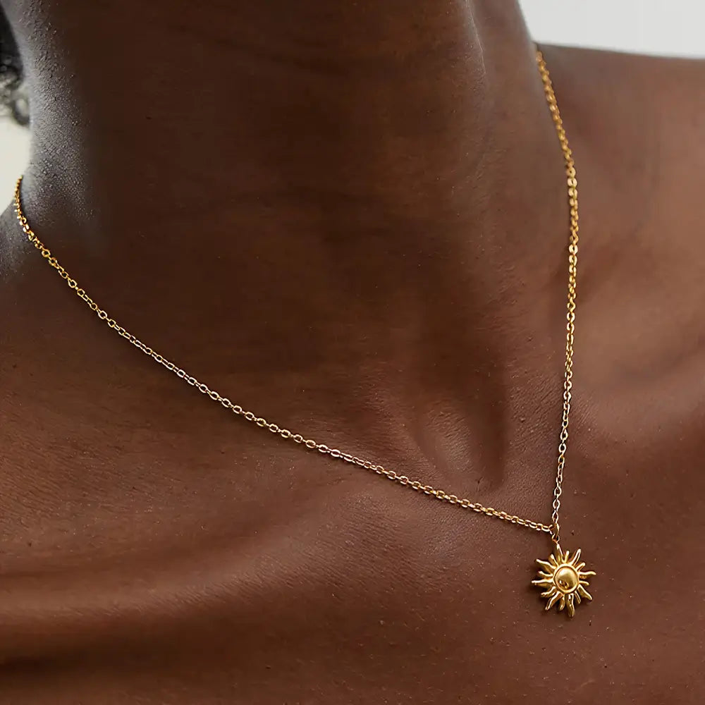 Mulher usando o Colar Feminino Dourado Elos Redondos com Pingente de Sol Heliora - Banhado a Ouro 18k, foto em detalhes