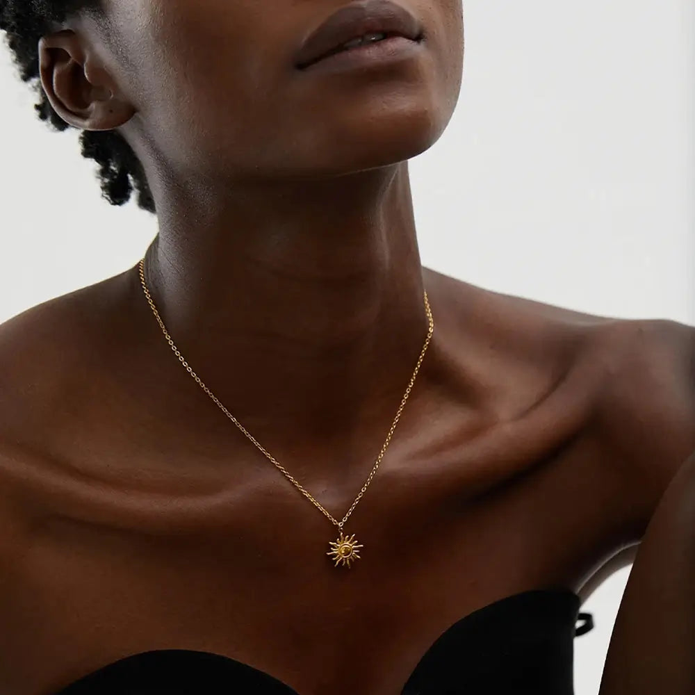 Mulher usando o Colar Feminino Dourado Elos Redondos com Pingente de Sol Heliora - Banhado a Ouro 18k