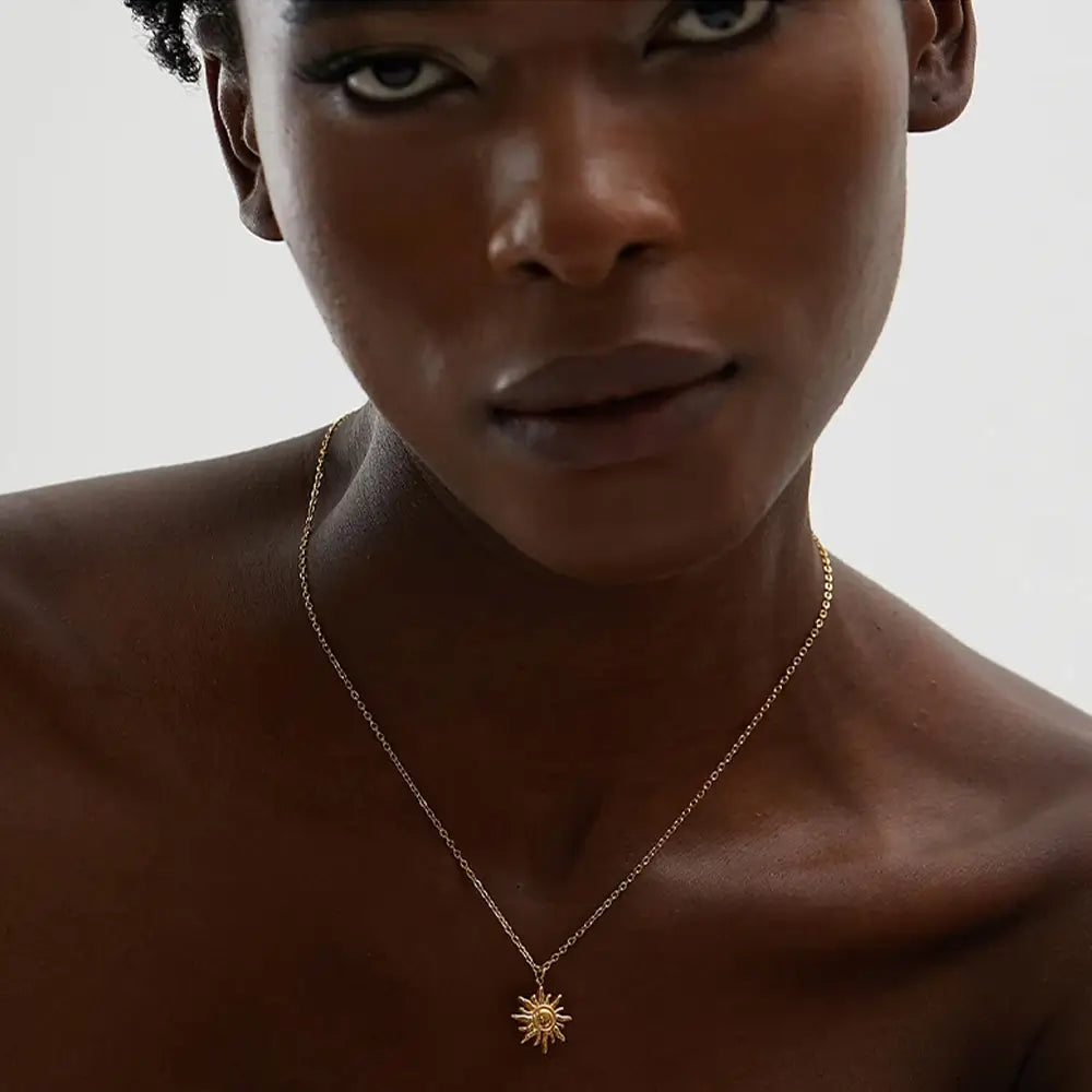 Mulher usando o Colar Feminino Dourado Elos Redondos com Pingente de Sol Heliora - Banhado a Ouro 18k