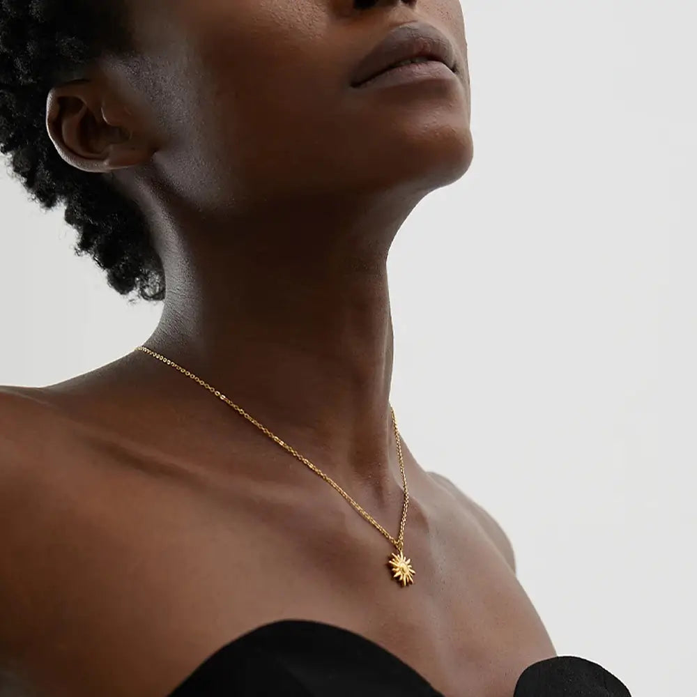 Mulher usando o Colar Feminino Dourado Elos Redondos com Pingente de Sol Heliora - Banhado a Ouro 18k