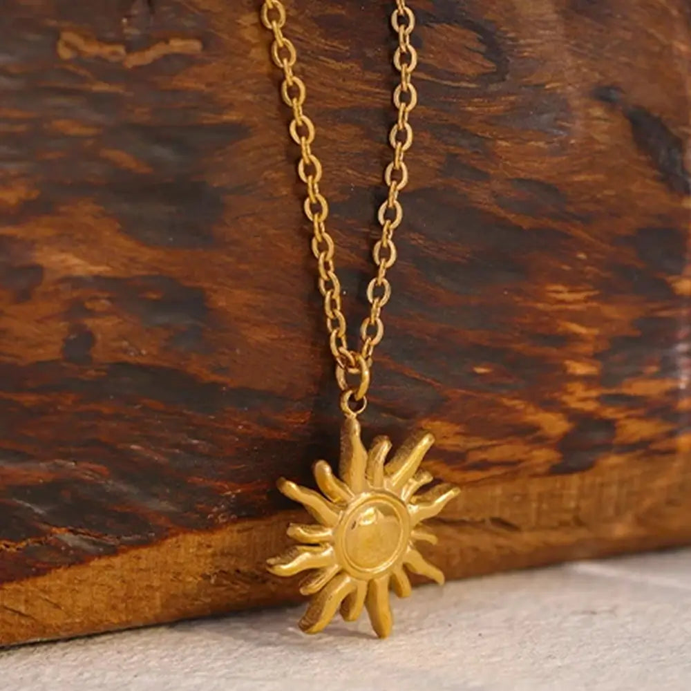 Colar Feminino Dourado Elos Redondos com Pingente de Sol Heliora - Banhado a Ouro 18k