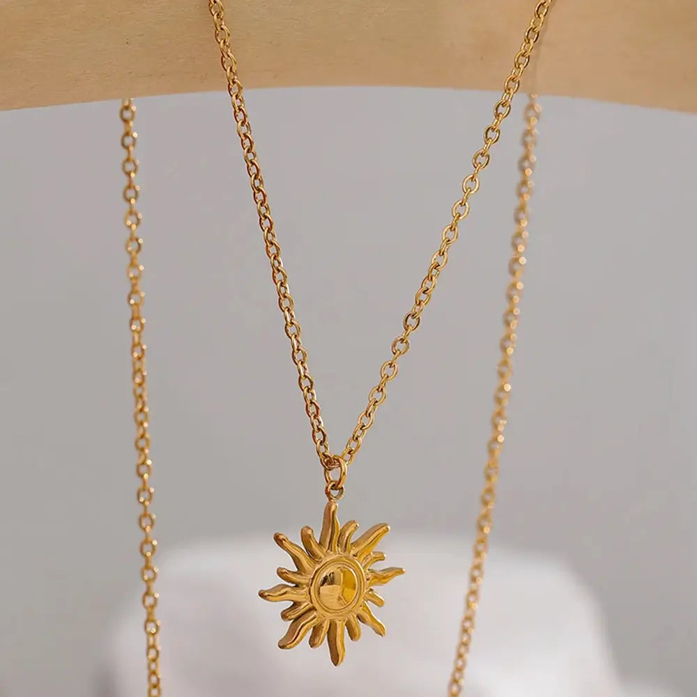 Colar Feminino Dourado Elos Redondos com Pingente de Sol Heliora - Banhado a Ouro 18k