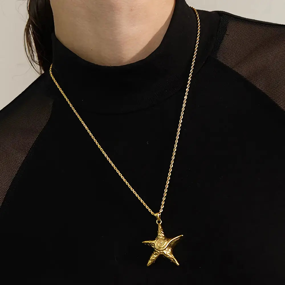 Mulher usando o Colar Feminino Dourado Longo Cordão Baiano com Pingente Estrela do Mar Marella - Banhado a Ouro 18k