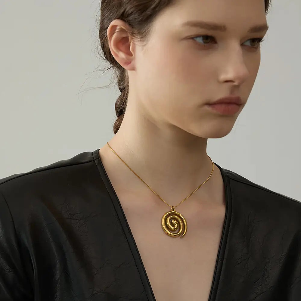 Colar Feminino Dourado rabo de rato com pingente Serena, visual leve e textura fluida