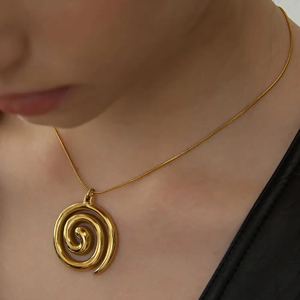 Colar Feminino Dourado rabo de rato com espiral minimalista em composição sofisticada