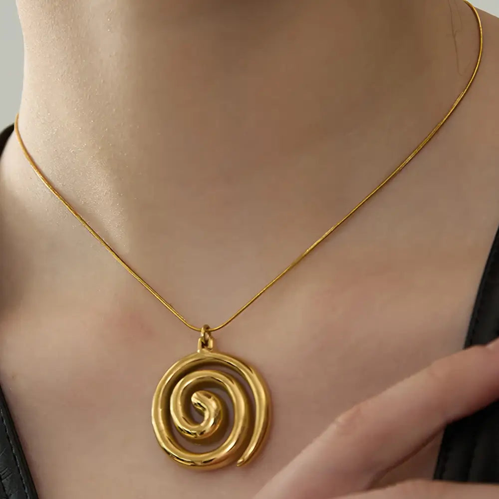 Colar Feminino Dourado rabo de rato com pingente espiral de acabamento polido e brilho sutil