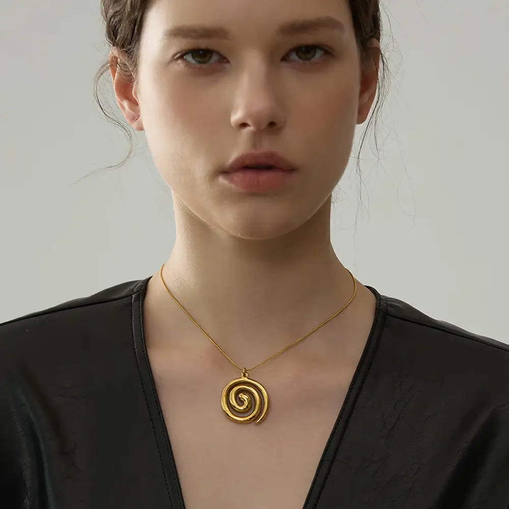 Colar Feminino Dourado rabo de rato com pingente Serena em estilo moderno e discreto