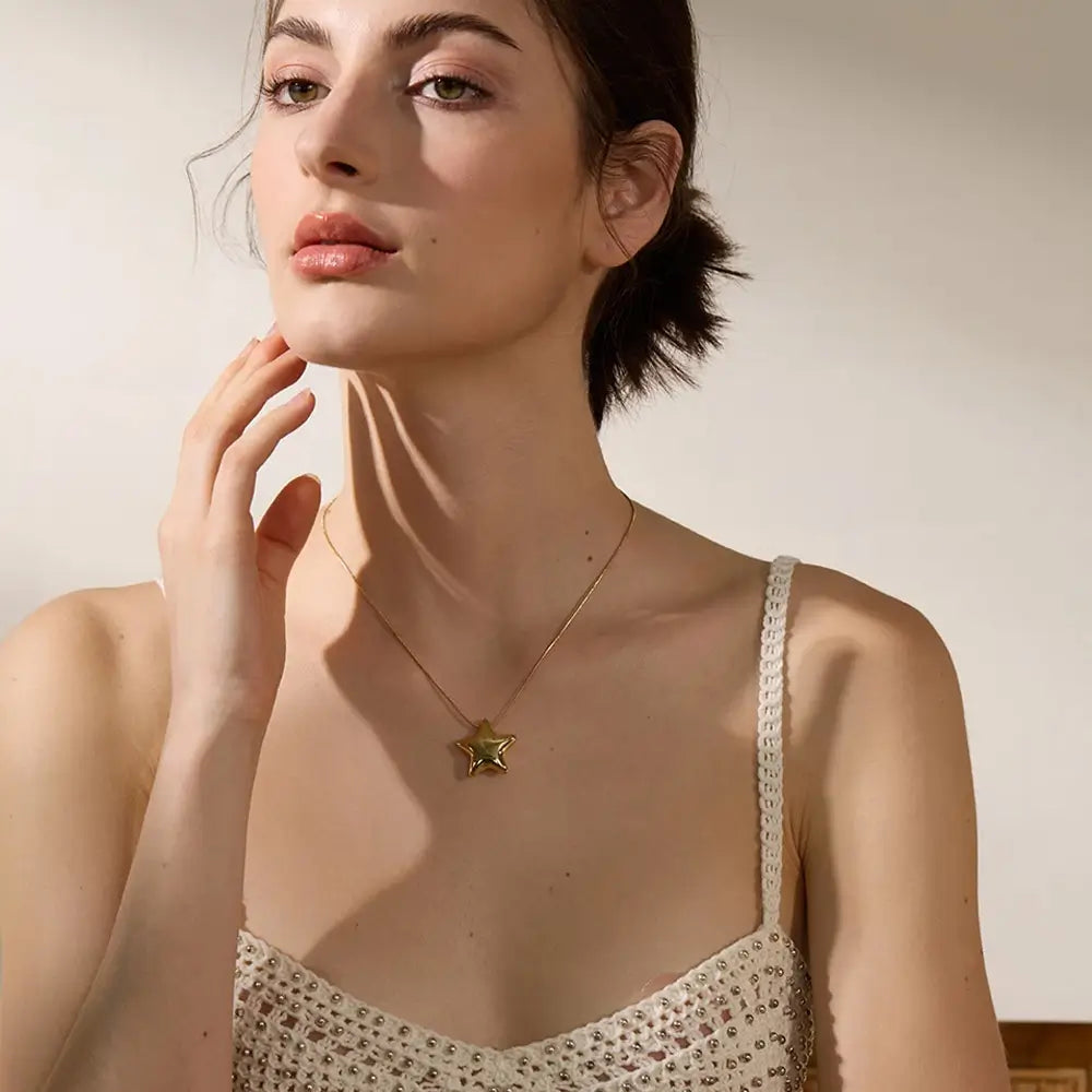 Mulher branca usando um Colar Feminino Dourado Rabo de Rato com Pingente Estrela Stellara - Banhado a Ouro 18k