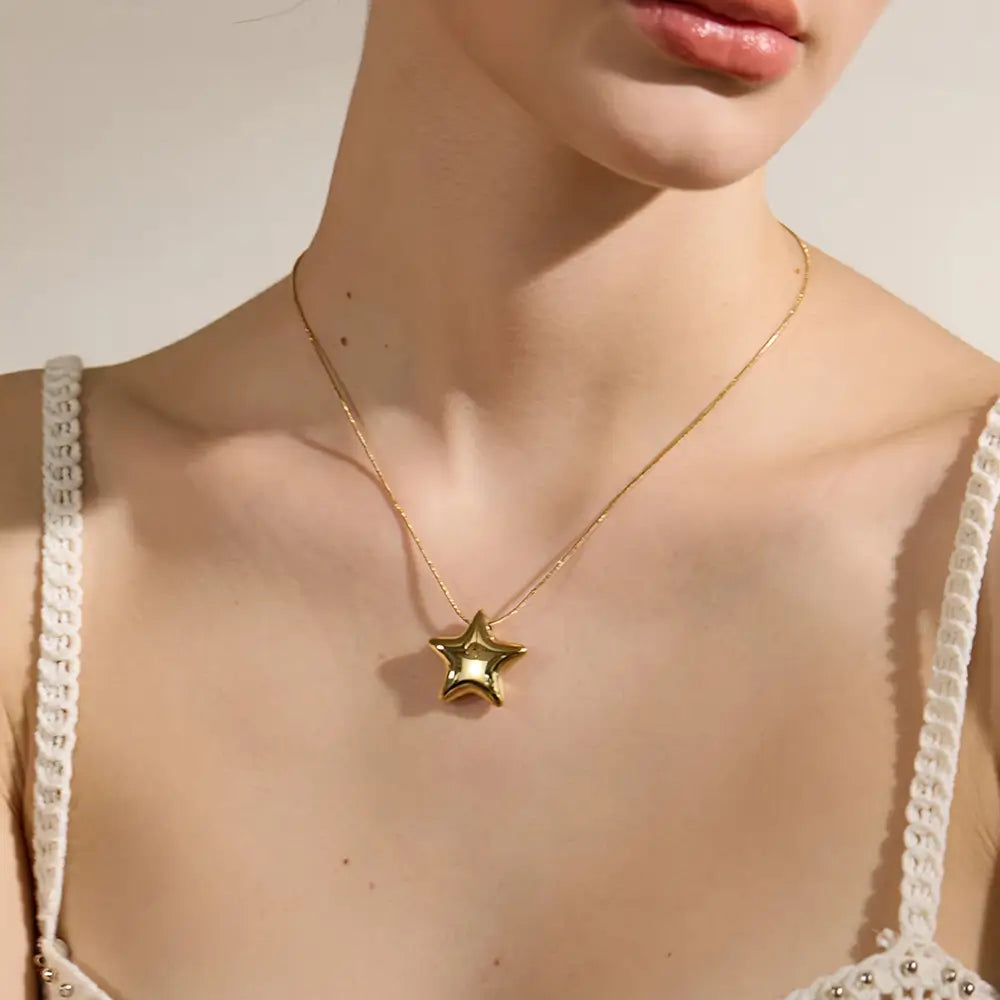 Mulher branca usando um Colar Feminino Dourado Rabo de Rato com Pingente Estrela Stellara - Banhado a Ouro 18k