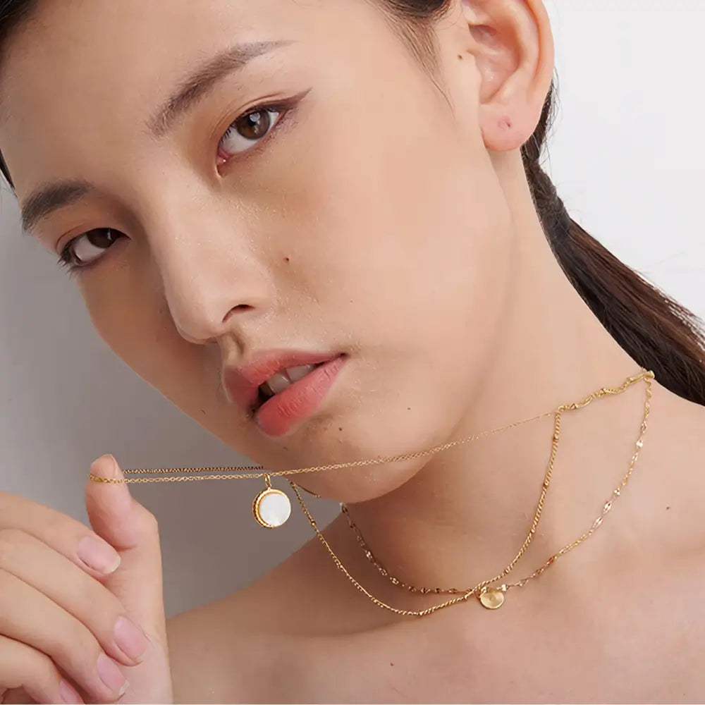 Mulher usando Colar Feminino Dourado Triplo com Pérola e Pingente Bohemia - Banhado a Ouro 18k
