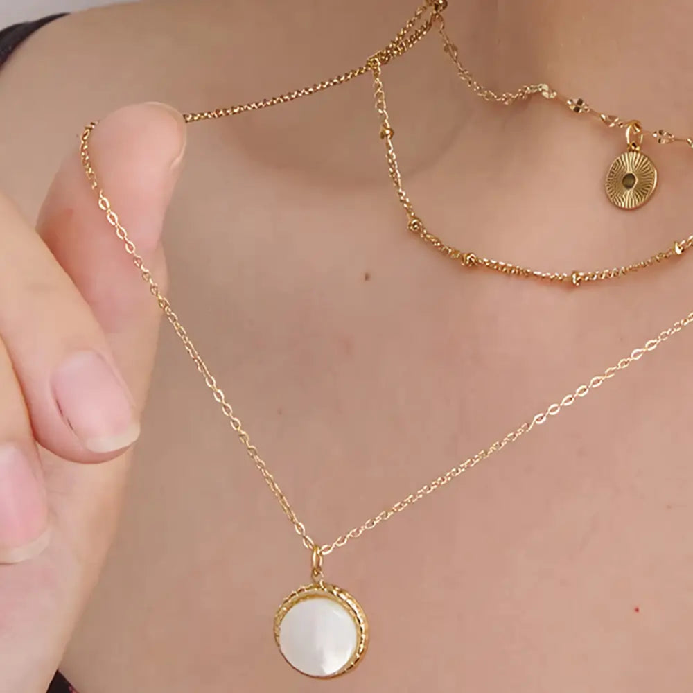 Mulher usando Colar Feminino Dourado Triplo com Pérola e Pingente Bohemia - Banhado a Ouro 18k