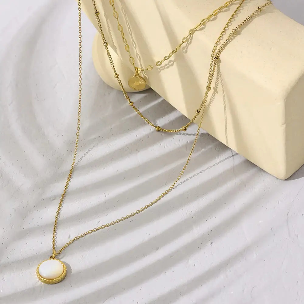 Colar Feminino Dourado Triplo com Pérola e Pingente Bohemia - Banhado a Ouro 18k