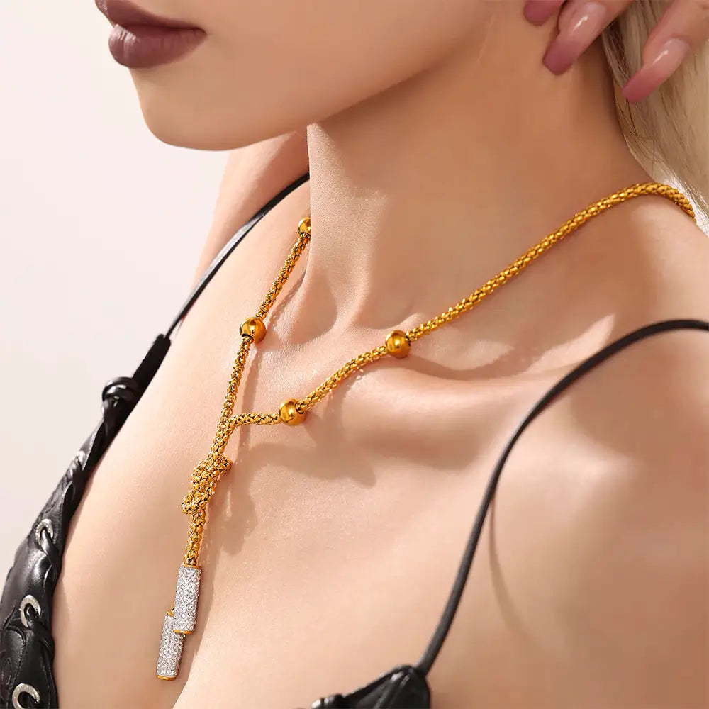 Colar Feminino Dourado nó com pingente de strass reluzente e caimento refinado