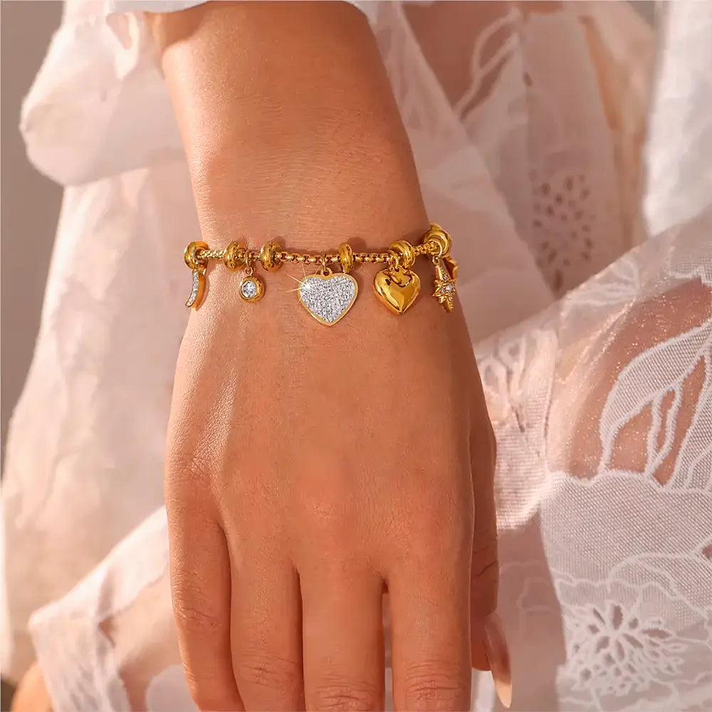 Mulher usando a Pulseira com Berloques Charmévia de Coração, Estrela e Lua com Zircônias - Banhada a Ouro 18k Veliur