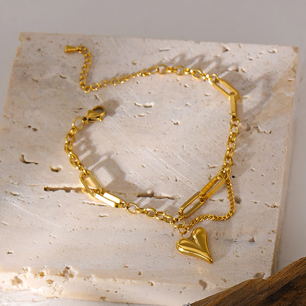Pulseira Dourada Feminina de Elos com Pingente de Coração Eloria – Banhada a Ouro 18k em cenário neutro minimalista