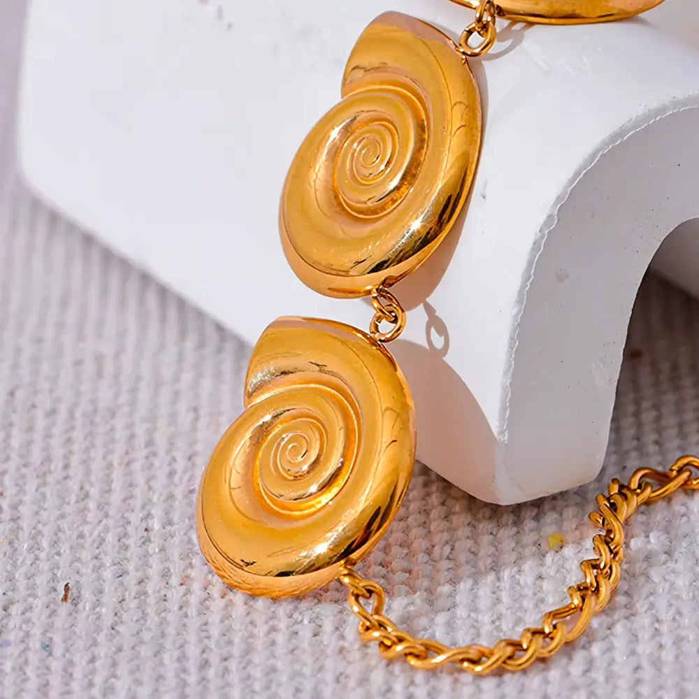 Pulseira Feminina Dourada Conchas de Caracol Sirena - Banhada a Ouro 18k, foto de detalhes da concha de caracol