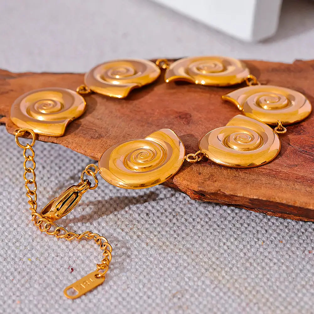 Pulseira Feminina Dourada Conchas de Caracol Sirena - Banhada a Ouro 18k, foto de detalhes
