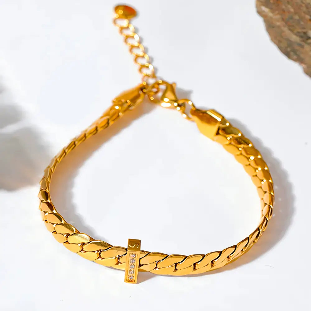 Foto de média distância de uma Mulher usando a Pulseira Feminina Dourada Corrente Cubana com Zircônias Havana - Banhada a Ouro 18k, detalhes lateral