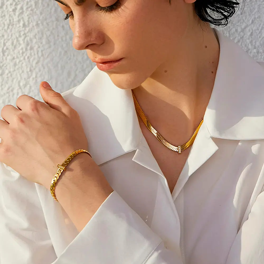 Foto de média distância de uma Mulher usando a Pulseira Feminina Dourada Corrente Cubana com Zircônias Havana - Banhada a Ouro 18k, mão no ombro