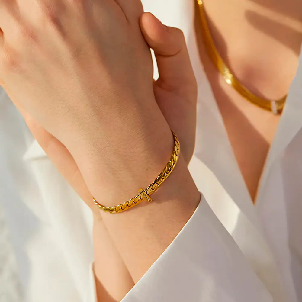 Foto de perto de uma Mulher usando a Pulseira Feminina Dourada Corrente Cubana com Zircônias Havana - Banhada a Ouro 18k