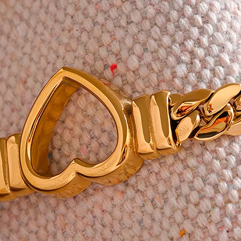 Detalhes frontal da Pulseira Feminina Dourada Corrente Cubana Coração Amélie - Banhada a Ouro 18k