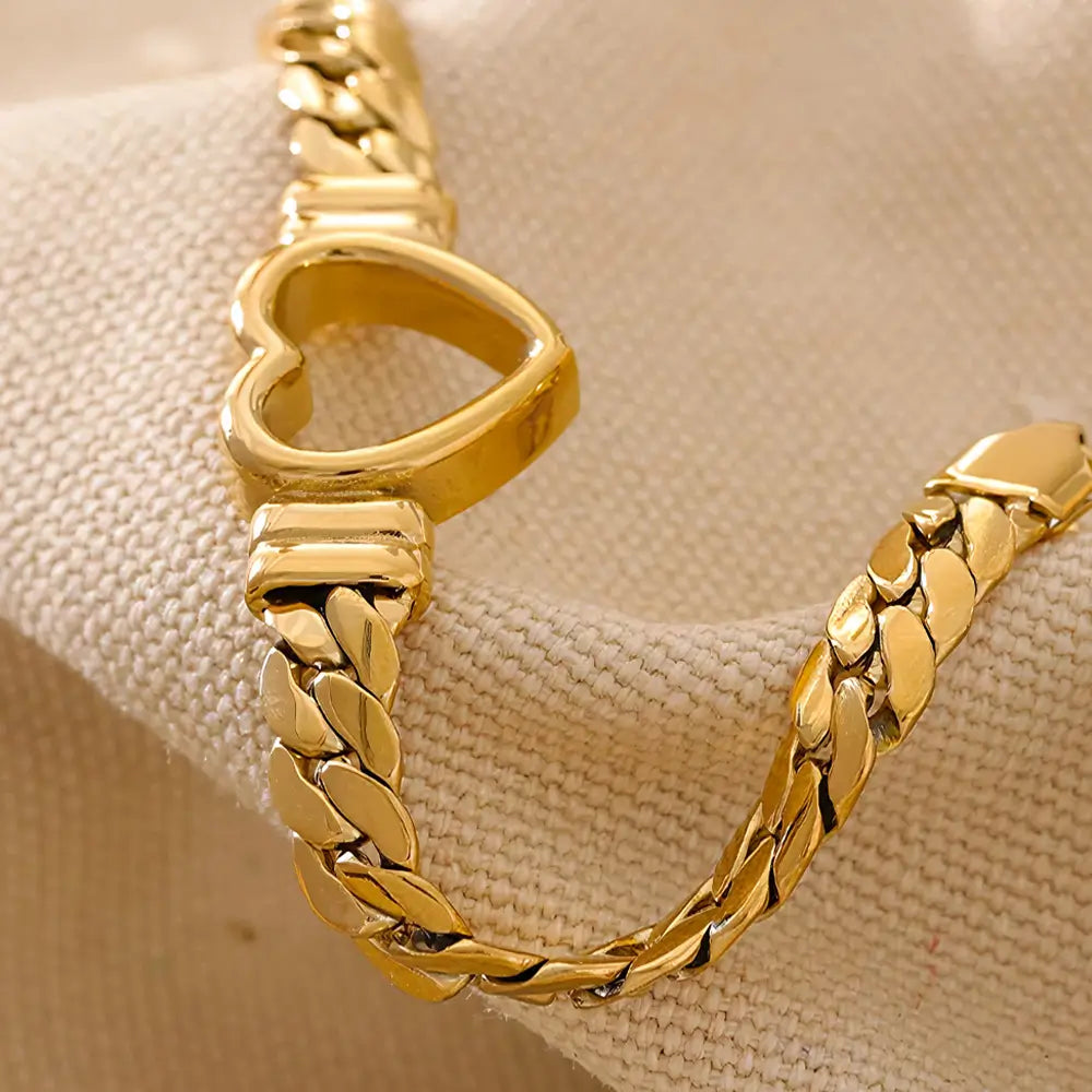 Detalhes lateral da Pulseira Feminina Dourada Corrente Cubana Coração Amélie - Banhada a Ouro 18k
