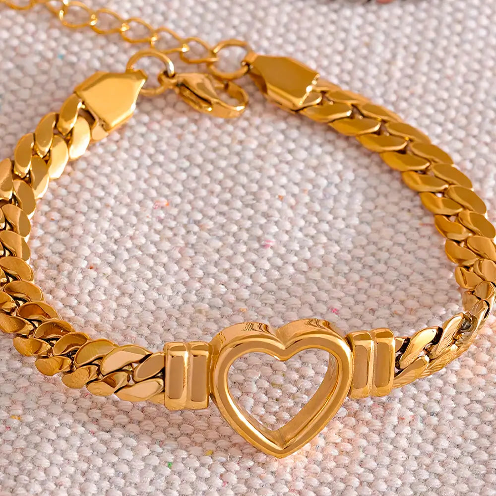 Foto de perto da Pulseira Feminina Dourada Corrente Cubana Coração Amélie - Banhada a Ouro 18k
