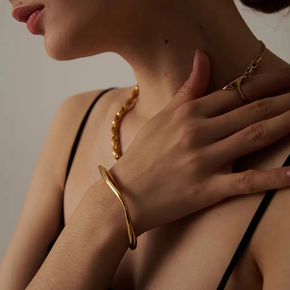Mulher usando a Pulseira Feminina Dourada Cuff Irregular Ajustável Aurora - Banhada a Ouro 18k