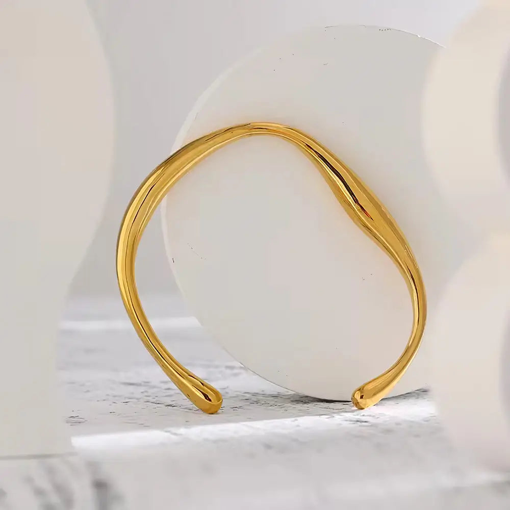 Pulseira Feminina Dourada Cuff Irregular Ajustável Aurora - Banhada a Ouro 18k, fundo neutro claro