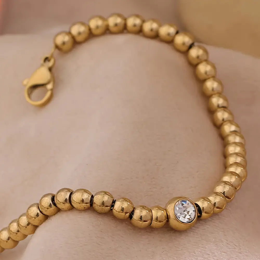 Foto de perto dos detalhes da Pulseira Feminina Dourada de Contas com Zircônia Dalila - Banhada a Ouro 18k