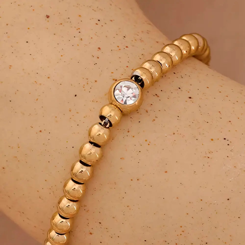 Foto de perto da Pulseira Feminina Dourada de Contas com Zircônia Dalila - Banhada a Ouro 18k