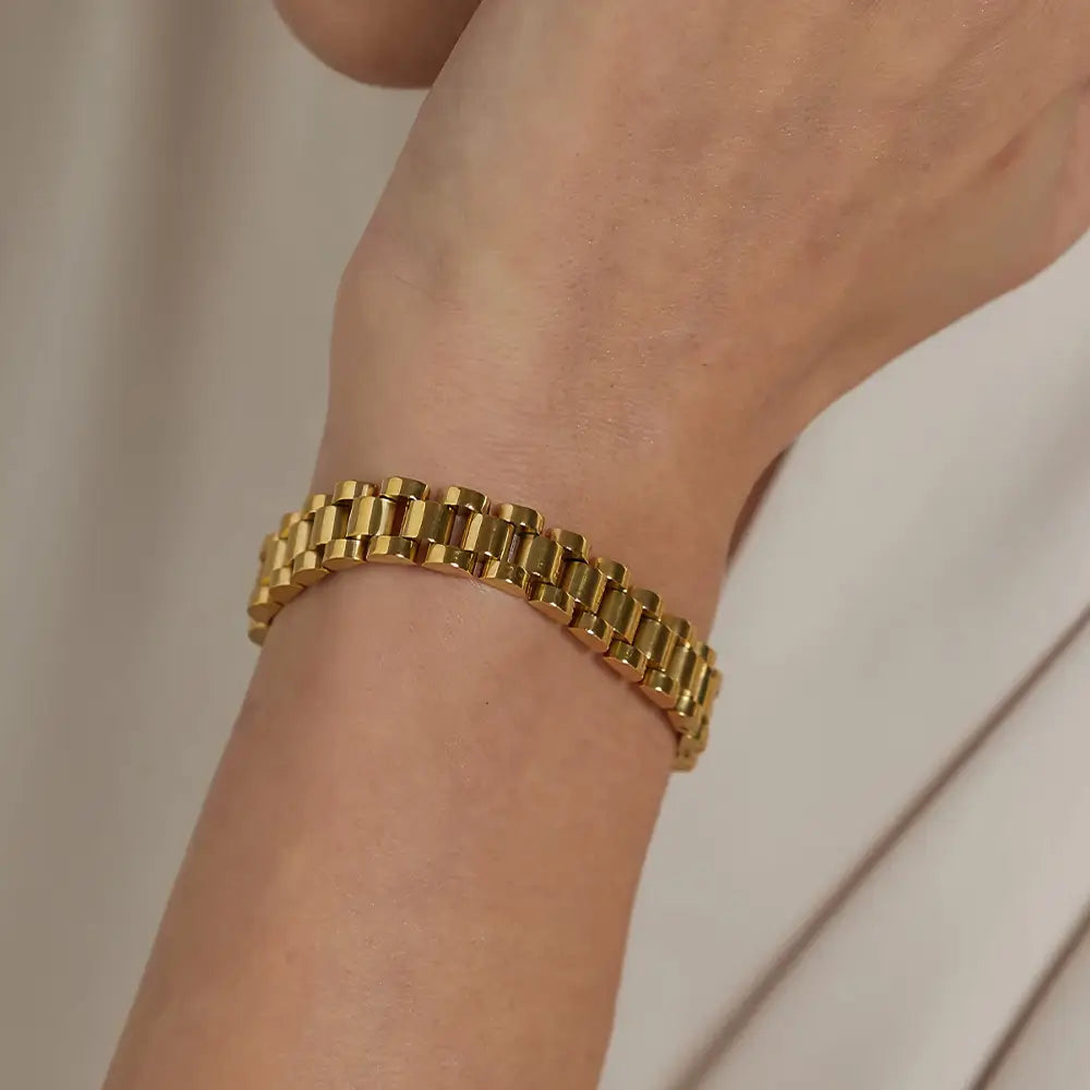 Foto de perto de uma Mulher usando a Pulseira Feminina Dourada de Corrente Vellore - Banhada a Ouro 18k