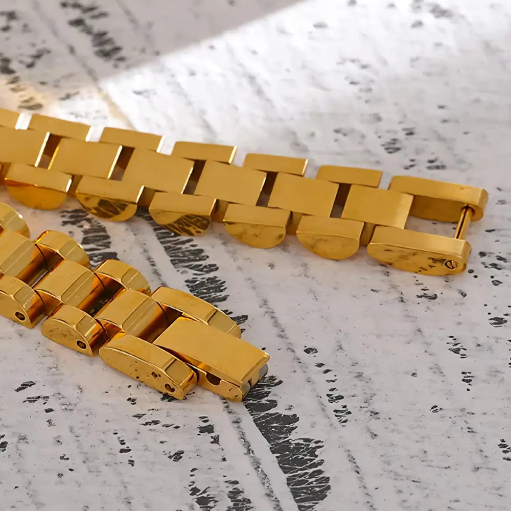 Pulseira Feminina Dourada de Corrente Vellore - Banhada a Ouro 18k, fundo neutro, detalhes no fecho