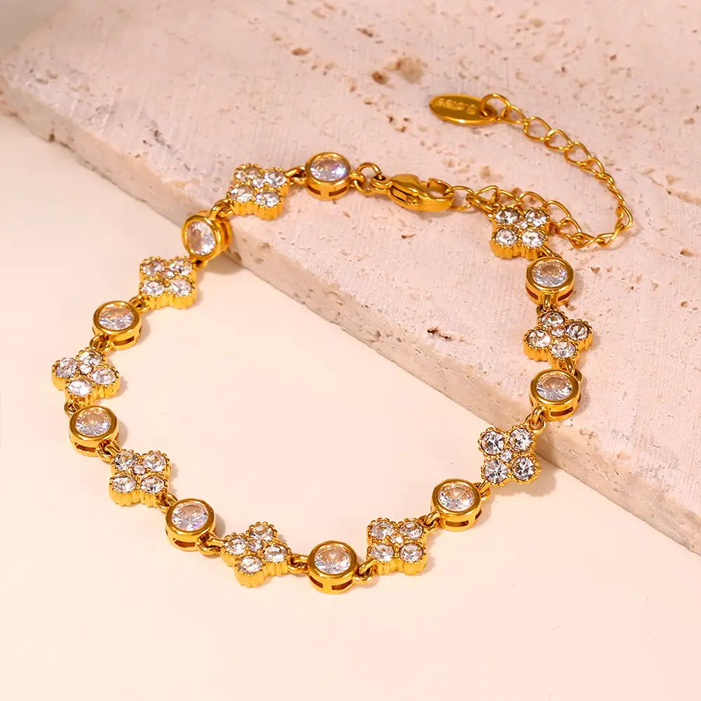 Pulseira Feminina Dourada de Flores e Círculos de Zircônias Belle Époque - Banhada a Ouro 18k, fundo neutro