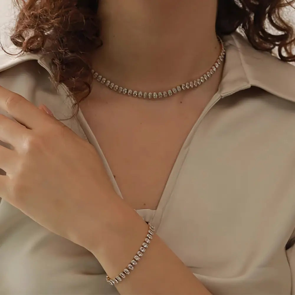 Modelo usando a Pulseira Feminina Dourada de Zircônias Cúbicas Évora - Banhada a Ouro 18k, foto de perto