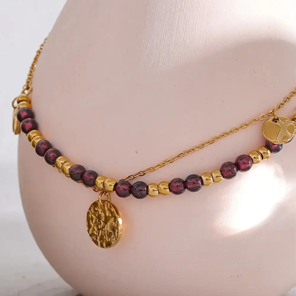 Pulseira Feminina Dourada Dupla de Pedras Naturais e Pingentes Aurélianne - Banhada a Ouro 18k, detalhes das pedras e contas