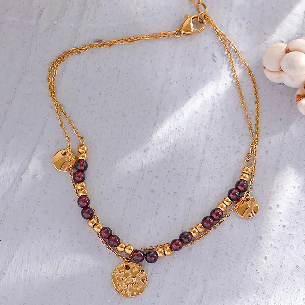 Pulseira Feminina Dourada Dupla de Pedras Naturais e Pingentes Aurélianne - Banhada a Ouro 18k, foto de detalhes