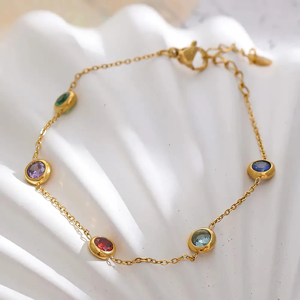 Pulseira Feminina Dourada de Elos e Zircônias Tingidas Mirella - Banhada a Ouro 18k, fundo neutro