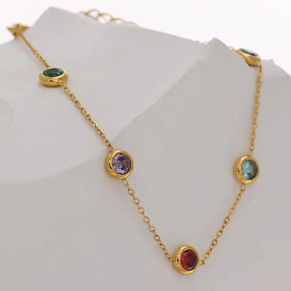 Detalhes da Pulseira Feminina Dourada de Elos e Zircônias Tingidas Mirella - Banhada a Ouro 18k, fundo neutro
