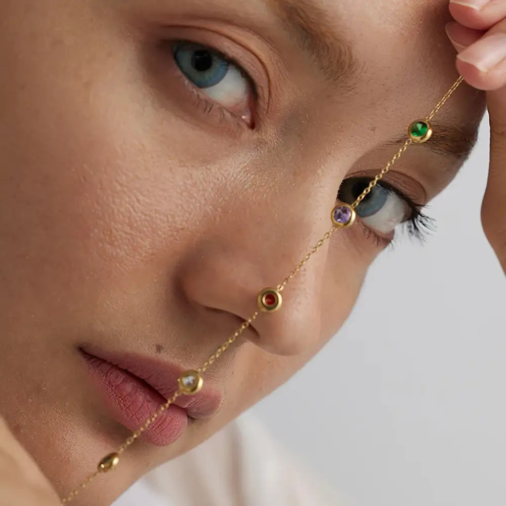 Foto de perto de uma Mulher usando a Pulseira Feminina Dourada de Elos e Zircônias Tingidas Mirella - Banhada a Ouro 18k