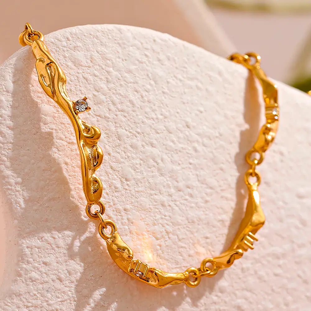 Detalhes de perto da Pulseira Feminina Dourada Ondas com Zircônias Cúbicas Elara - Banhada a Ouro 18k