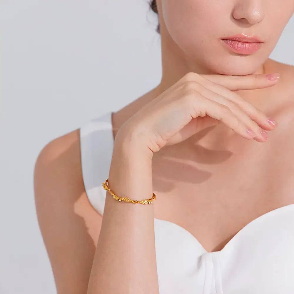 Foto distante da Mulher usando a Pulseira Feminina Dourada Ondas com Zircônias Cúbicas Elara - Banhada a Ouro 18k