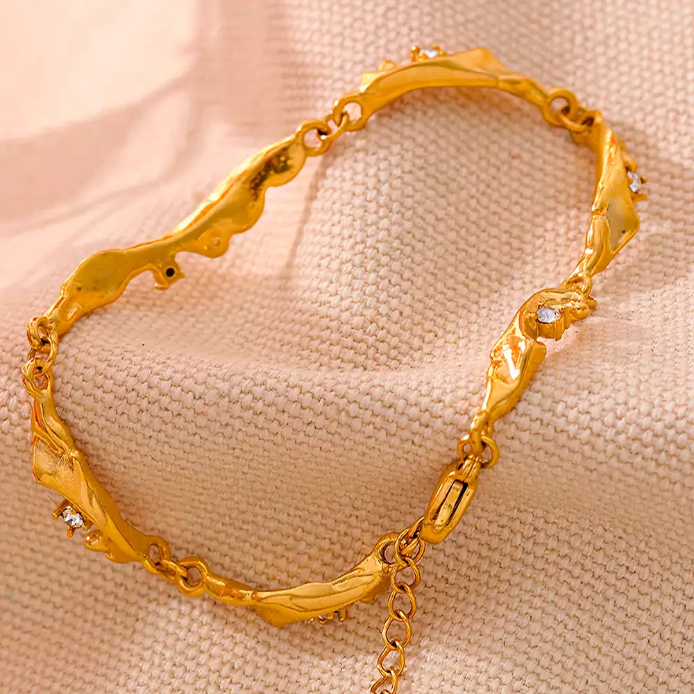 Detalhes dda Pulseira Feminina Dourada Ondas com Zircônias Cúbicas Elara - Banhada a Ouro 18k