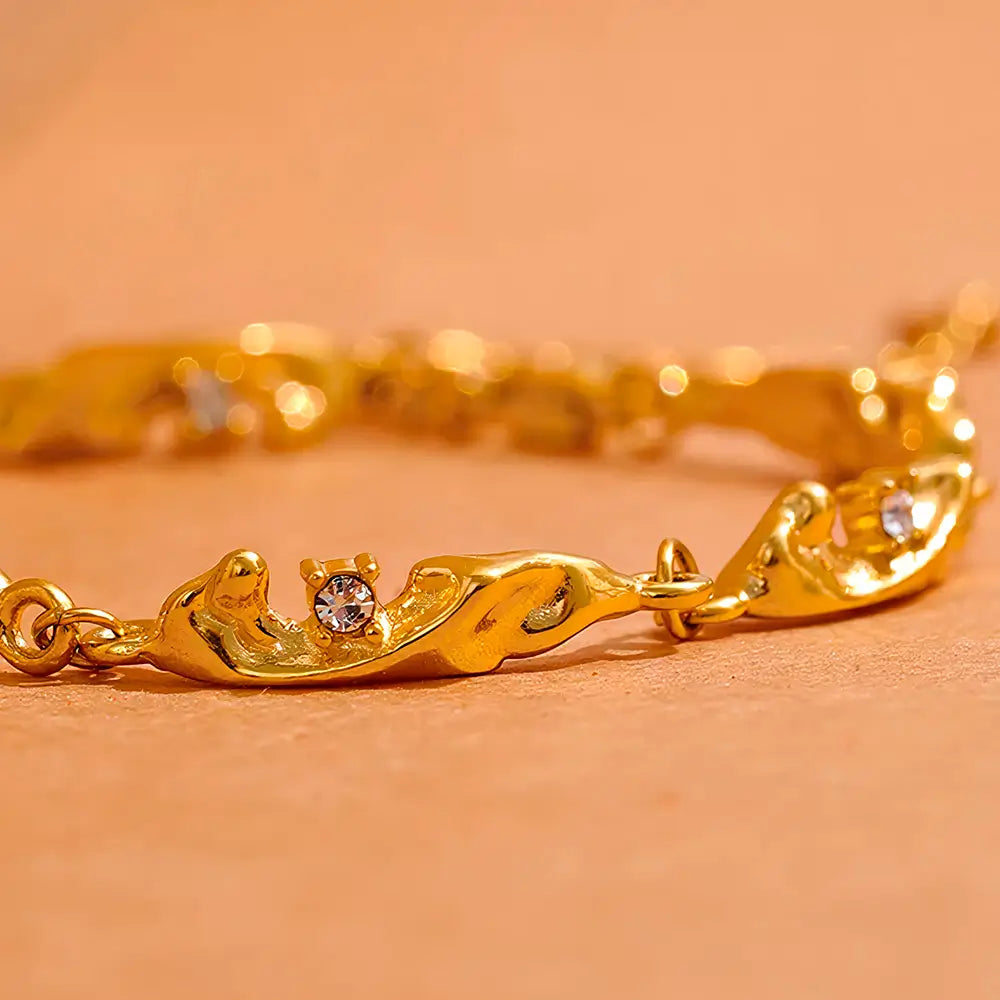 Detalhes do elo da Pulseira Feminina Dourada Ondas com Zircônias Cúbicas Elara - Banhada a Ouro 18k