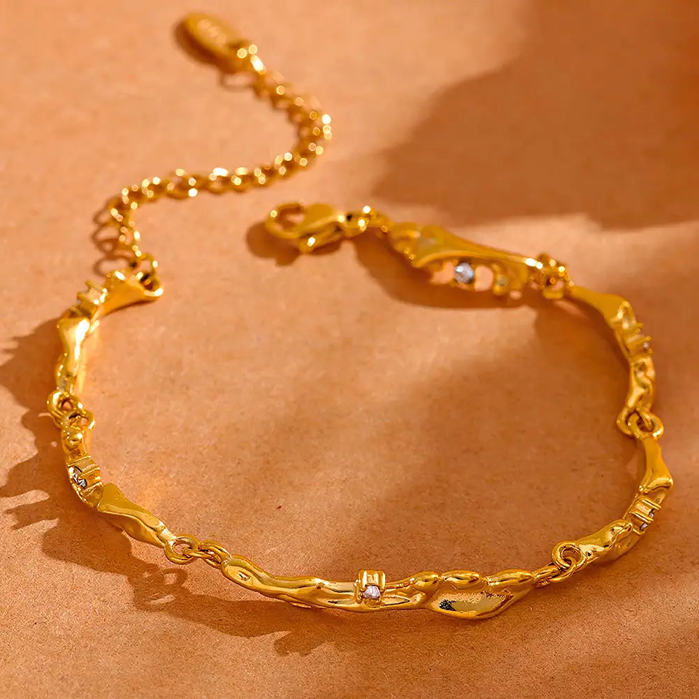 Detalhes de cima da Pulseira Feminina Dourada Ondas com Zircônias Cúbicas Elara - Banhada a Ouro 18k
