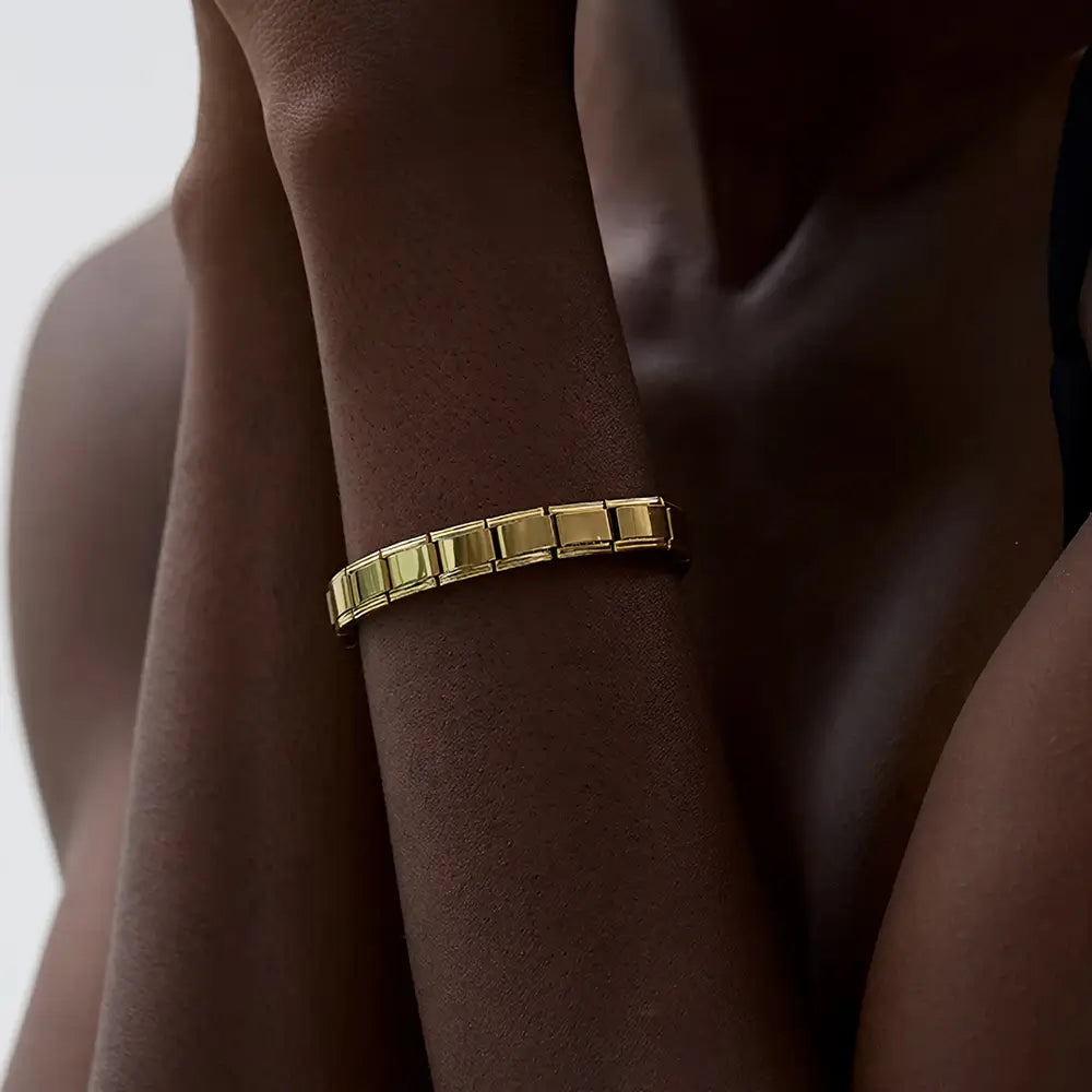 Mulher usando Pulseira Italiana Feminina Dourada Veneri em Aço Inoxidável 316 Banhado a Ouro 18k