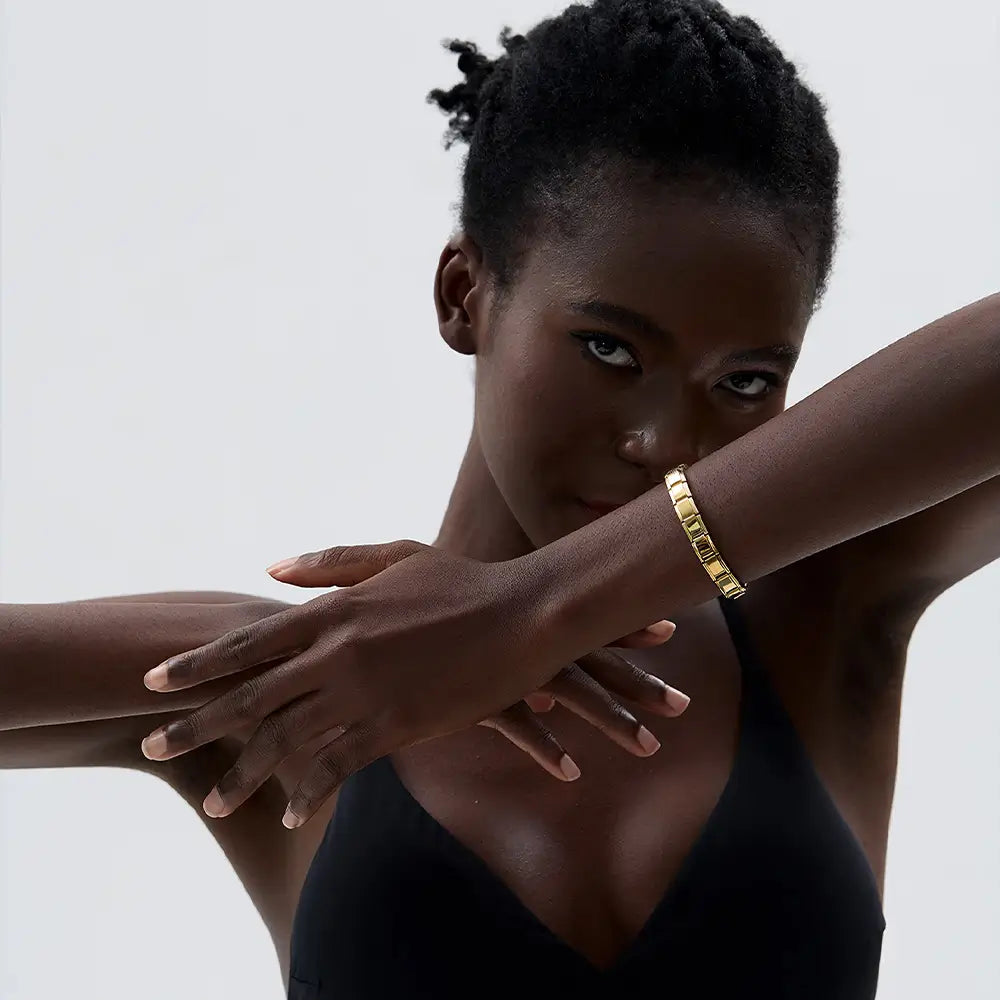 Mulher usando Pulseira Italiana Feminina Dourada Veneri em Aço Inoxidável 316 Banhado a Ouro 18k