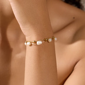 Foto de perto da mulher usando a Pulseira Feminina Dourada de Pérolas Naturais Dupla - Banhada a Ouro 18k